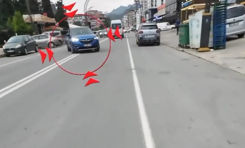 Rize’de trafikte bisikletliye saldırı kamerada: Esnaf müdahale etti